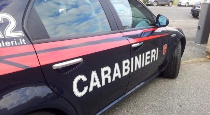 Fugge per chilometri guidando senza patente: arrestato un 39enne