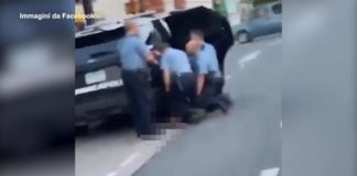 Razzismo, il video dell'arresto di George Floyd con tre poliziotti seduti sulla schiena