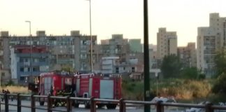 Ponticelli, rifiuti in fiamme in via Carlo Miranda nell'area del cantiere abbandonato