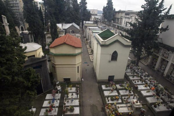 Fuorigrotta, rubavano portafiori al cimitero: denunciati