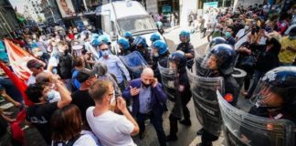 Napoli, corteo sfocia in violenza: feriti 3 poliziotti. Gabrielli: "Individuare i responsabili"