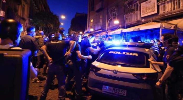 Movida in piazza Bellini, poliziotti accerchiati e minacciati: tre arresti