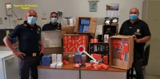 Napoli: GdF sequestra un milione di accessori abusivi per sigarette