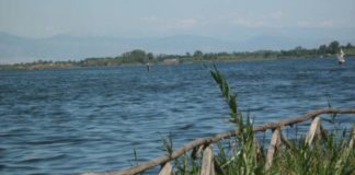 Tragedia a Lago Patria, si ribalta il pedalò: muore una 13enne