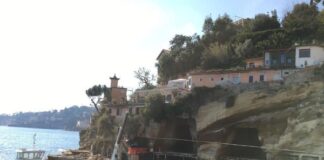 Posillipo, polveri di cemento in mare: sigilli al cantiere dello stabilimento Grotta Romana