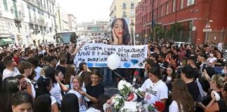 Tragedia in piazza Carlo III: tanto dolore ai funerali della 15enne Maya