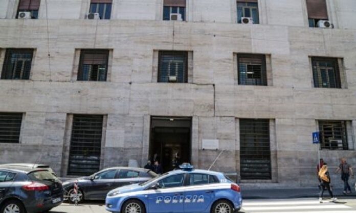 Napoli, rapinatore 17enne ucciso in sparatoria con la Polizia: Questura vieta i funerali