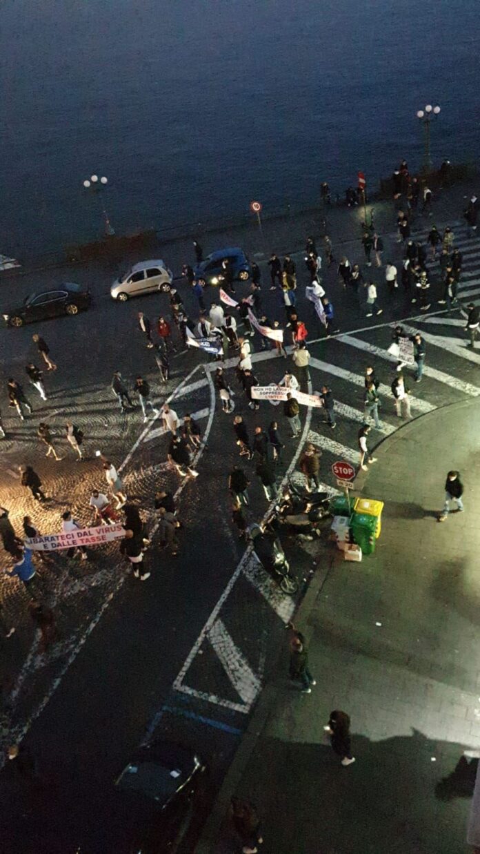 Campania zona rossa, proteste nel centro di Napoli. Diretta video