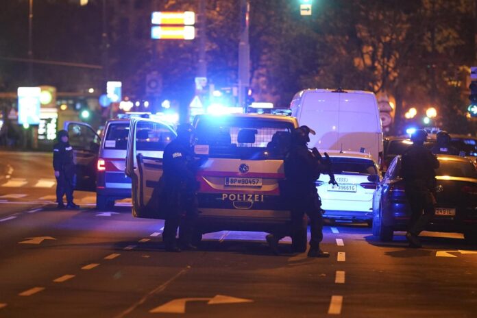 Attentato a Vienna: spari in centro nei locali. Morti e feriti. E' caccia all'uomo