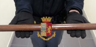 Napoli, Bagnoli: Bastona la madre per avere il denaro e acquistare droga. Arrestato 19enne