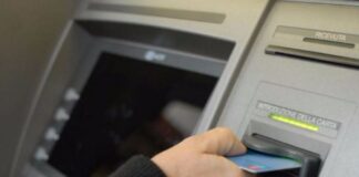 Posillipo, manager derubata della carta di credito: prelevati 1500 euro