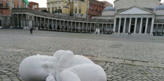Napoli, ecco in Piazza Plebiscito “Look down”: la scultura di Jago che guarda ai poveri