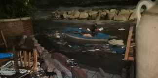 Maltempo a Napoli, il vento e il mare provocano danni ai ristoranti sul lungomare. VIDEO