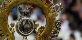 Miracolo di San Gennaro, alle 10.03 si è sciolto il sangue