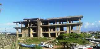 Pozzuoli, demolito l'ecomostro sul lungomare del Rione Terra
