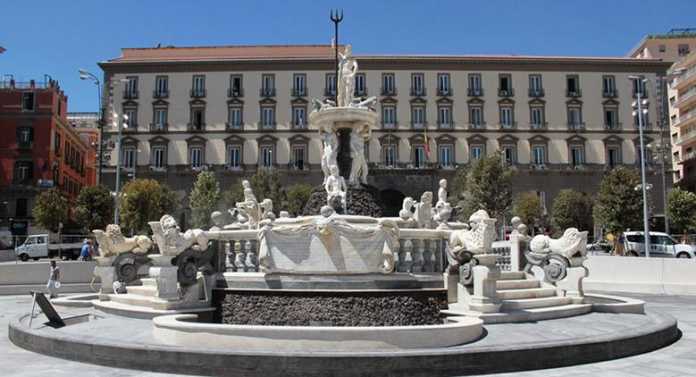 Per la Giornata Mondiale della Prematurità la facciata di Castel Nuovo e la Fontana del Nettuno in piazza Municipio si illumineranno di viola.