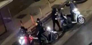 Napoli, rider picchiato e rapinato: in sei gli rubano lo scooter (VIDEO)