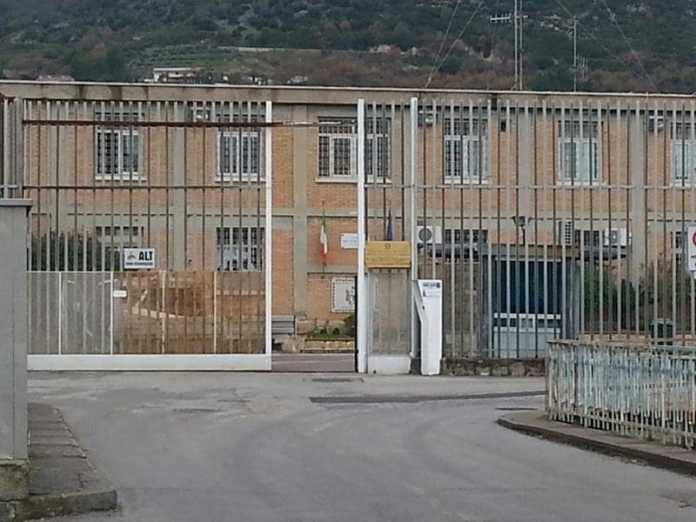 Salerno, spaccio di droga e mercato illegale di cellulari nel carcere: 47 arresti