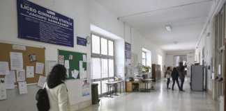 Scuole a Napoli, tornano in classe le superiori: proteste al Sannazaro
