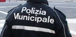 Barra, vigili minacciati dagli ambulanti abusivi: armi a casa degli aggressori