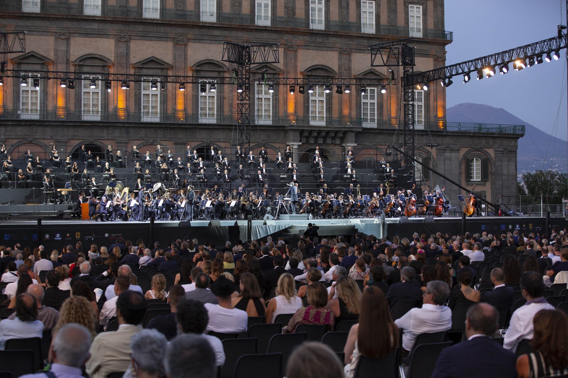 Napoli, 400 biglietti gratis per le prove de Il Trovatore di Giuseppe Verdi in Piazza del Plebiscito