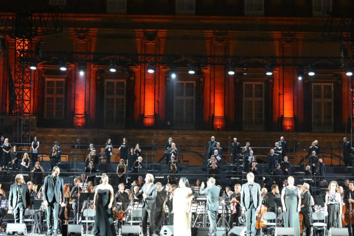 Teatro San Carlo: Tutti gli eventi della "Regione Lirica" in Piazza del Plebiscito. Date e orari