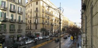 Napoli, uomo minaccia di suicidarsi da un’impalcatura: traffico in tilt a Corso Umberto