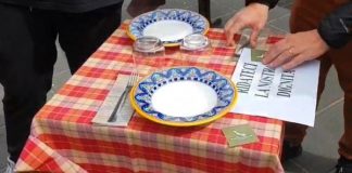Napoli, ristoratori senza spazi all’aperto in piazza con tovaglie e stoviglie: “Ridateci dignità”
