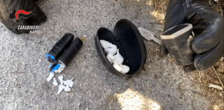 Pianura, controlli dei Carabinieri: una pistola e 51 grammi di cocaina in un muretto di tufo