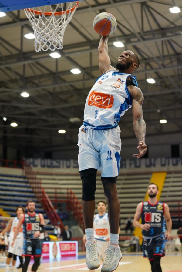 Gevi Napoli, grande vittoria per 80-53 su Ferrara: festeggia il PalaBarbuto