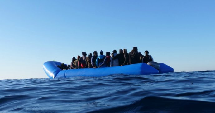 Nave Ong con 41 migranti dalla Libia sbarcata a Napoli