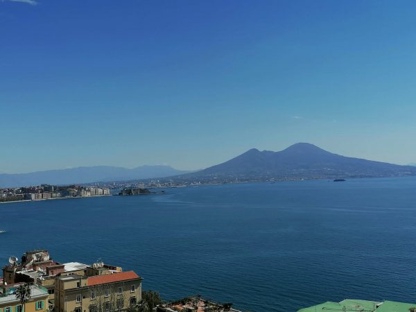 Meteo Napoli, ondata di caldo estivo in arrivo: le previsioni per l’inizio della settimana