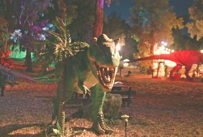 Living Dinosaurs alla Mostra d'Oltremare anche in notturna tra mille effetti di luce