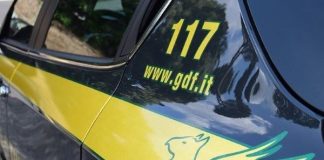 Napoli, igienizzanti anti Covid per produrre vini e liquori: sequestri e perquisizioni