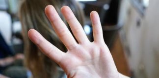 Pozzuoli: Accompagna il figlio a scuola e un uomo tenta di violentarla nel parcheggio