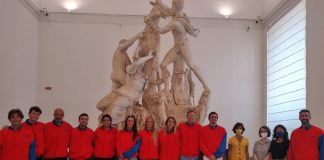 Napoli, i campioni di nuoto in visita alla mostra dei Gladiatori del Mann