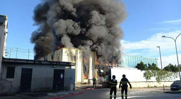 Arzano, incendio in un deposito: nube nera avvolge la città