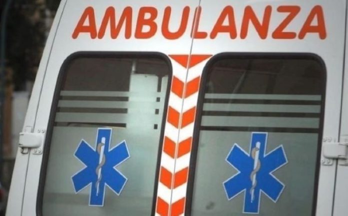 Napoli, ladri svuotano ambulanza durante un intervento: rubati medicinali e tablet