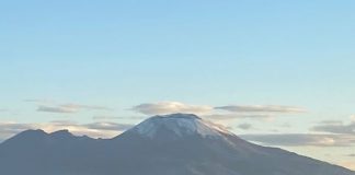 Capri e il Vesuvio innevato: lo spettacolo dell’alba ripresa dal mare (VIDEO)