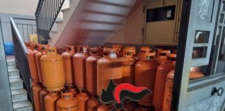 Villaricca, bombole di gas potenzialmente esplosive custodite in un palazzo: denunciato un 26enne