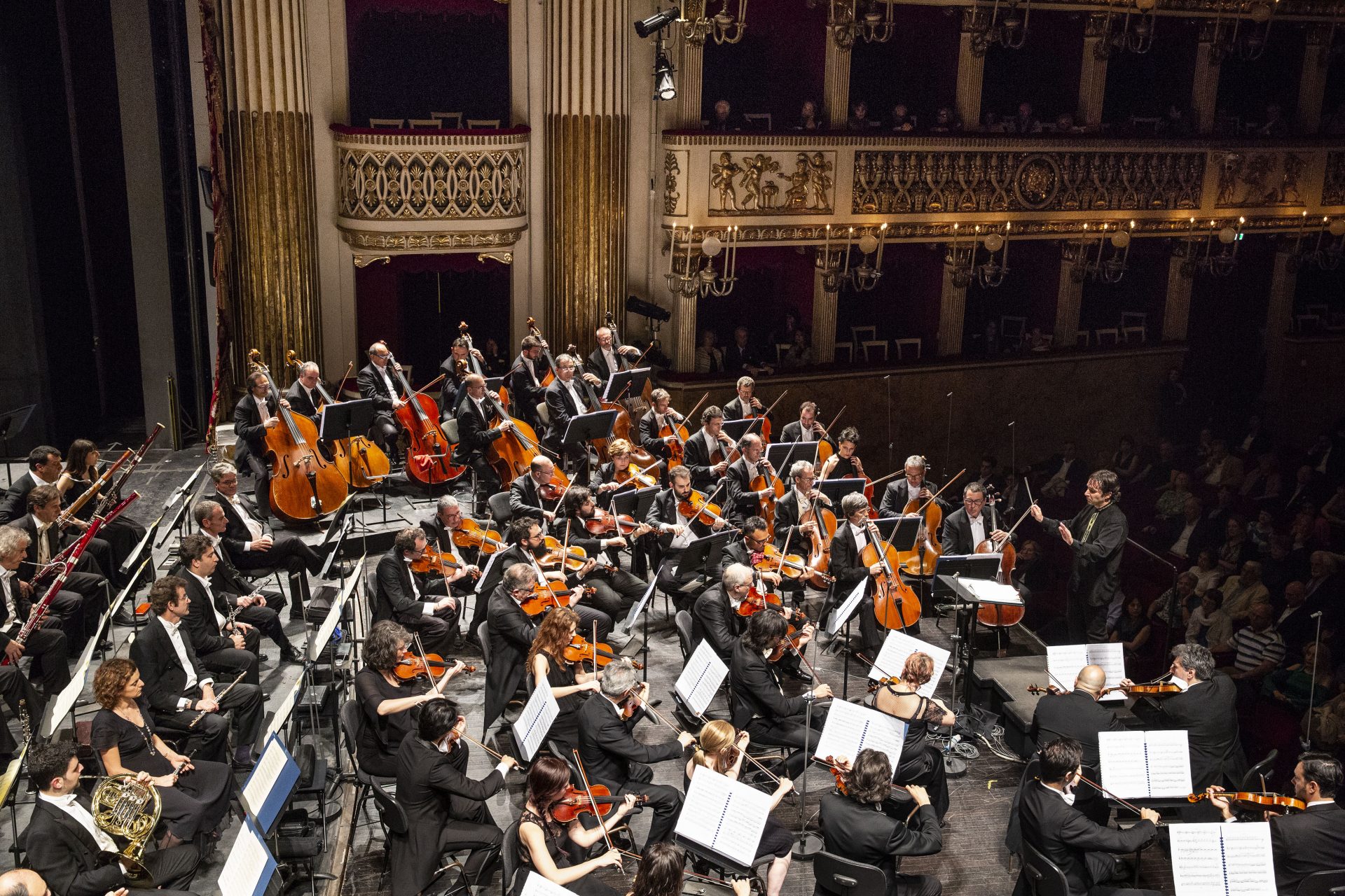 Henrik Nánási sul podio del Teatro San Carlo per la Stagione di Concerti 2021/2022