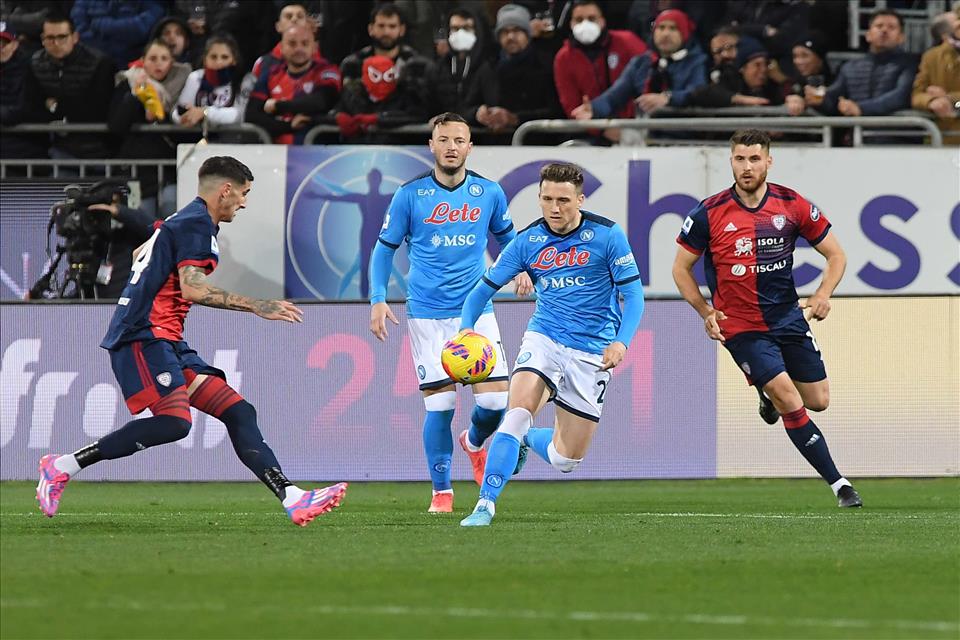 Il Napoli più brutto della stagione pareggia a Cagliari 1-1