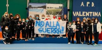 Campionato di Ginnastica Ritmica e Artistica: atlete sul podio con striscione contro la guerra