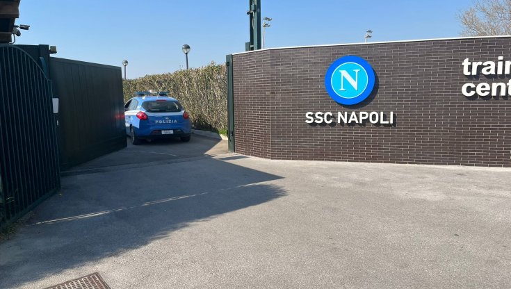 Castel Volturno, sfonda cancello a centro sportivo Napoli