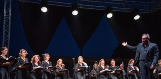 Procida 2022, il Coro del San Carlo incanta il pubblico tra le barche di Marina Chiaiolella