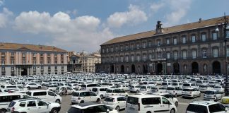 Napoli, nuova protesta dei tassisti: 500 taxi in piazza del Plebiscito