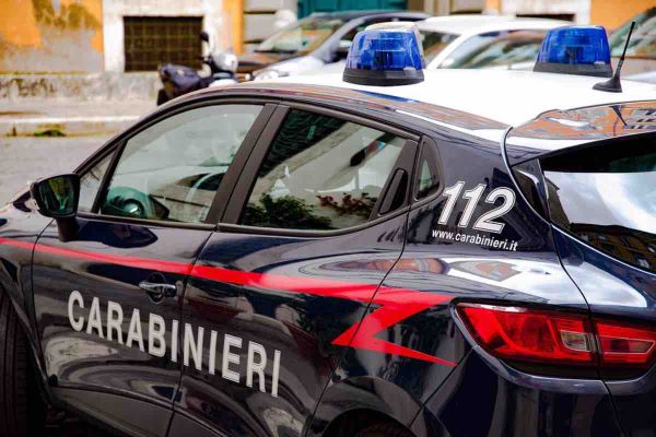 Giugliano in Campania: arrestati due giovani per rapina a un supermercato, uno è minorenne