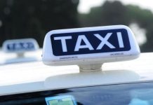 Un taxi in servizio a Napoli, guidato da un uomo di 48 anni, ha investito un uomo di 61 anni mentre attraversava la strada.