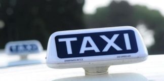 Un taxi in servizio a Napoli, guidato da un uomo di 48 anni, ha investito un uomo di 61 anni mentre attraversava la strada.