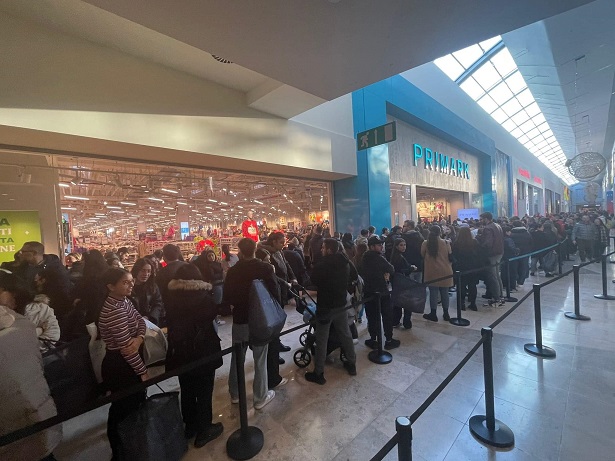 Primark, lunghe file al Centro Commerciale Campania